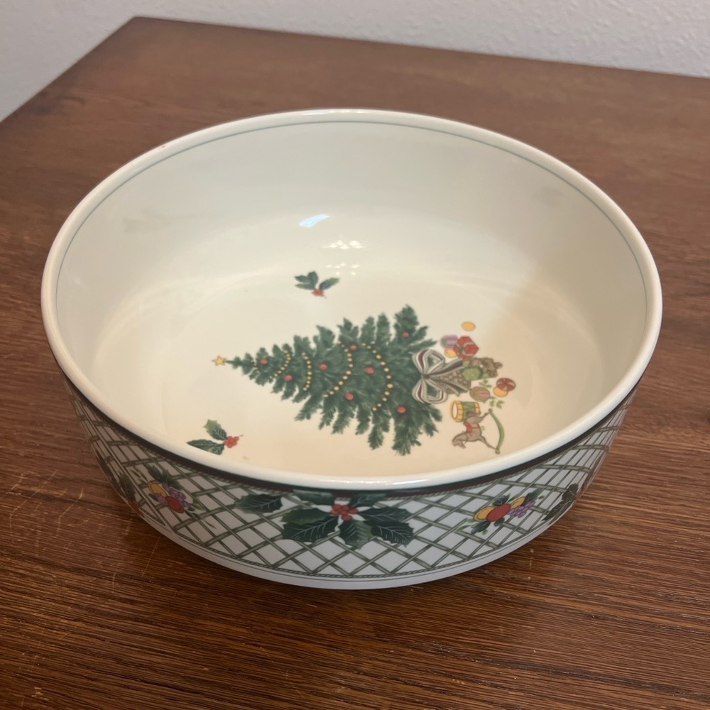 Mikasa Heritage Christmas Story Serving Bowl 9.5 Inch